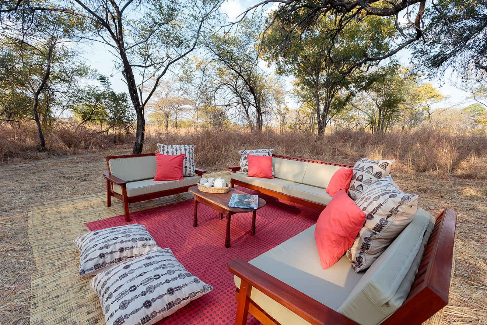 Nkonzi Bush Camp: Bush Lounge mit Kissen Nkonzi Bush Camp: Bush Lounge mit Kissen
