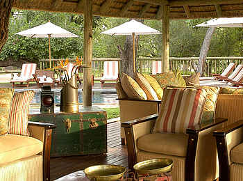 Sabi Sabi Selati Camp: Von der Lounge auf die Terrasse Sabi Sabi Selati Camp: Von der Lounge auf die Terrasse
