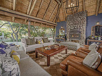 Savanna Lodge: Die Lounge mit Kamin Savanna Lodge: Die Lounge mit Kamin