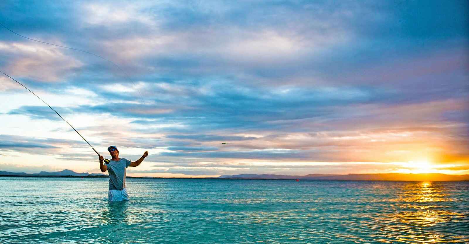 Time + Tide Miavana: Angeln im Sonnenuntergang Time + Tide Miavana: Angeln im Sonnenuntergang