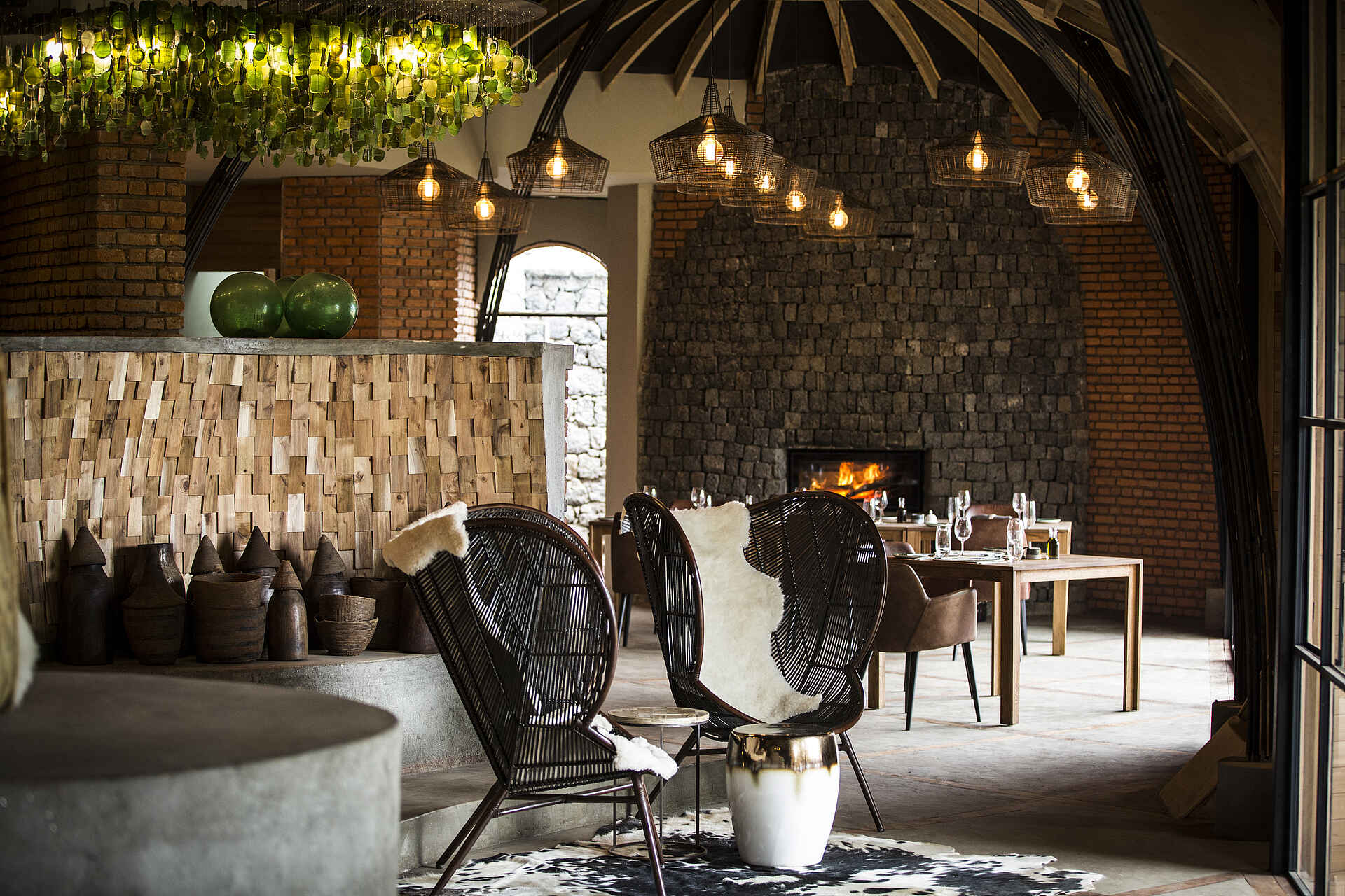 bisate lodge, gorilla tracking, ruanda, volcanoes nationalpark, lounge, sitzgelegenheiten, afrikarma, afrikarma safaris, afrikarma safaris - wildnis. hautnah., afrikarma.de