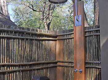 Divava Okavango Lodge and Spa: Buschdusche Divava Okavango Lodge and Spa: Buschdusche