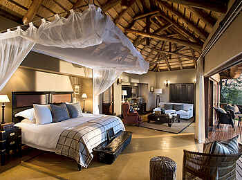 Lion Sands Tinga Lodge: Bett der Suite