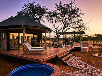 Otjimbondona Kalahari Lodge: Die Veranda mit Plunge Pool im Swallows Nest