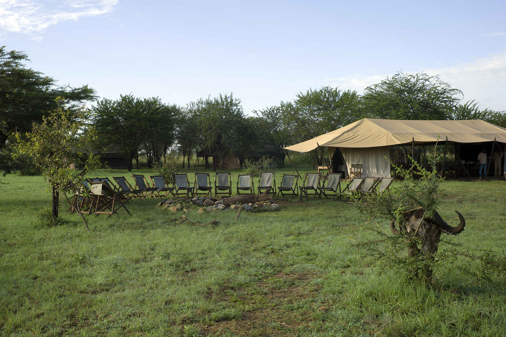 Ronjo Camp: Stuhlkreis am Feuerplatz Ronjo Camp, Serengeti, Tanganyika Expeditions, Feuerstelle, Hauptzelte, Afrikarma, Afrikarma Safaris, Afrikarma Safaris - Wildnis. Hautnah., Afrikarma.de