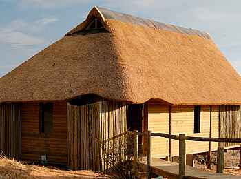 Rooiputs Lodge: Zugang zu einem Gästechalet