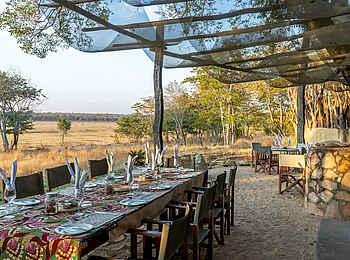 Sable Valley Lodge: Outdoor Dining Sable Valley Lodge: Outdoor Dining