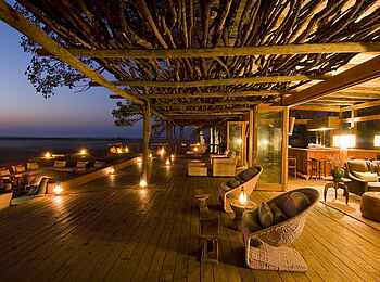 Shumba Camp: Abend in der Lodge Shumba Camp: Abend in der Lodge