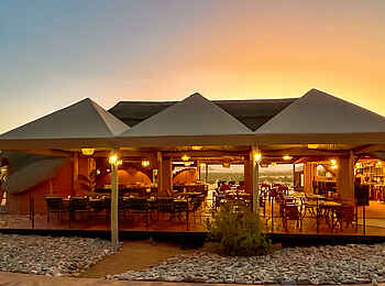 Twyfelfontein Adventure Camp: Das Restaurant am Abend Twyfelfontein Adventure Camp: Das Restaurant am Abend