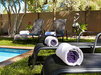 Villa Violet: Handtücher und Liegestühle am Pool