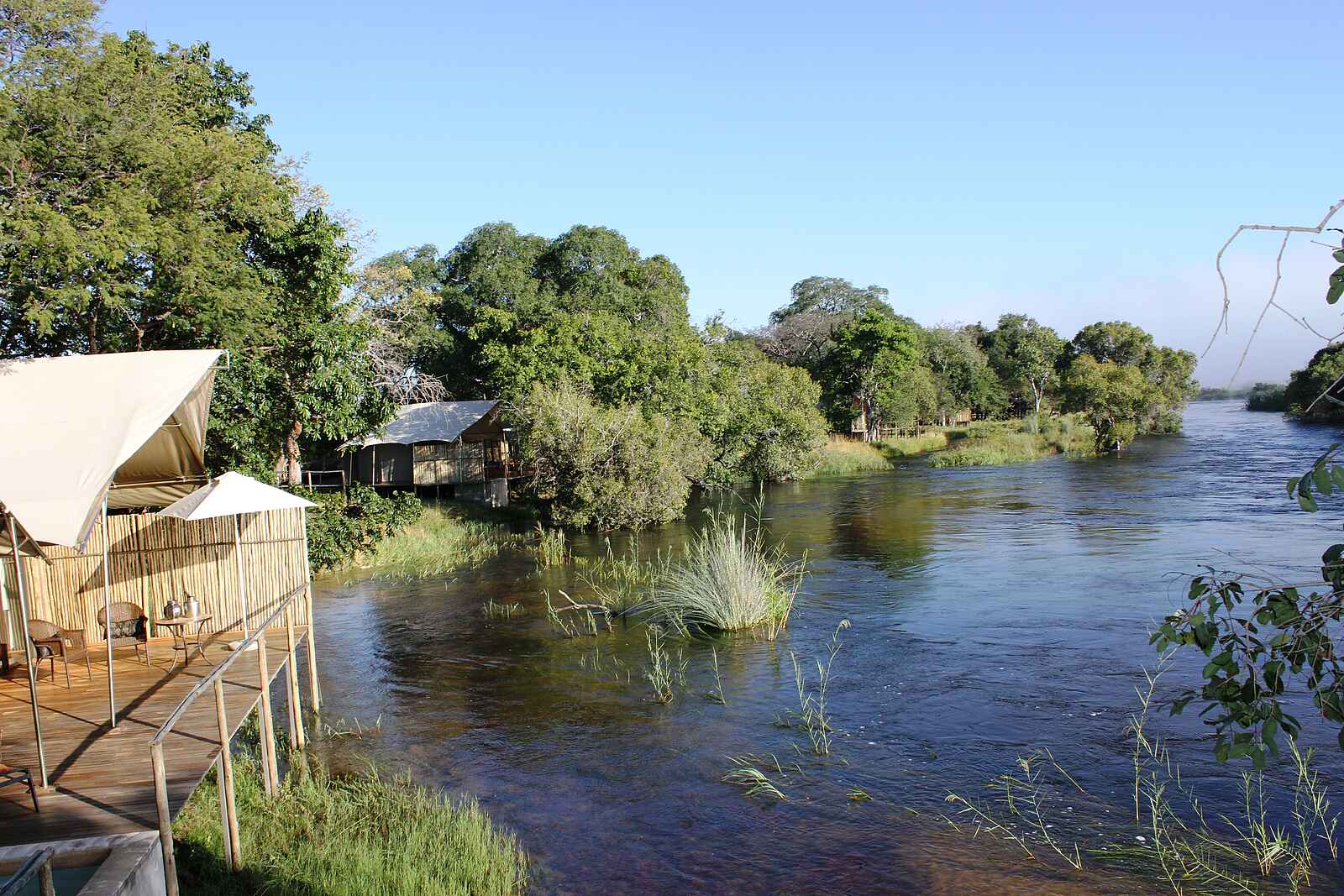 Zambezi Sands: Zelt-Suiten entlang des Flussufers Zambezi Sands: Zelt-Suiten entlang des Flussufers