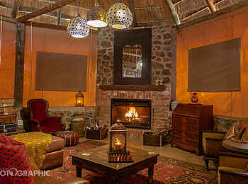 Deka Camp: Kaminfeuer in der Lounge Deka Camp: Kaminfeuer in der Lounge