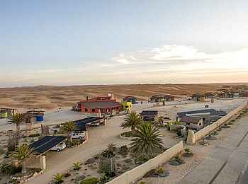 Desert Breeze Lodge: Parkplätze am Eingang Desert Breeze Lodge: Parkplätze am Eingang