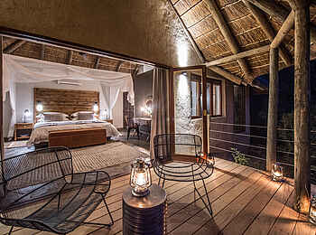 Inzolo Exclusive Game Lodge: Blick ins Schlafzimmer von privater Terrasse