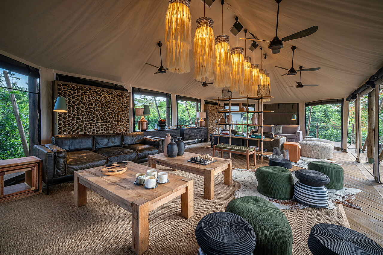 Magashi Camp: Die Lounge ist in hellen Naturtönen gehalten Akagera, Akagera Nationalpark, Camp, Lake Rwanyakazinga, Lodge, Lounge, Magashi, Ruanda, Rwanda, Rwanyakazinga, Afrikarma, Afrikarma Safaris, Afrikarma Safaris - Wildnis. Hautnah, afrikarma.de