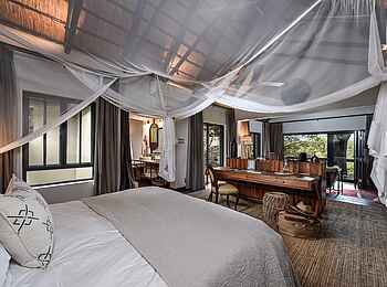 Sabi Sabi Selati Camp: Schlafzimmer der Honeymoon Suite Sabi Sabi Selati Camp: Schlafzimmer der Honeymoon Suite
