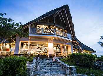 Anantara Medjumbe Island Resort: Doppelstöckiges Hauptgebäude