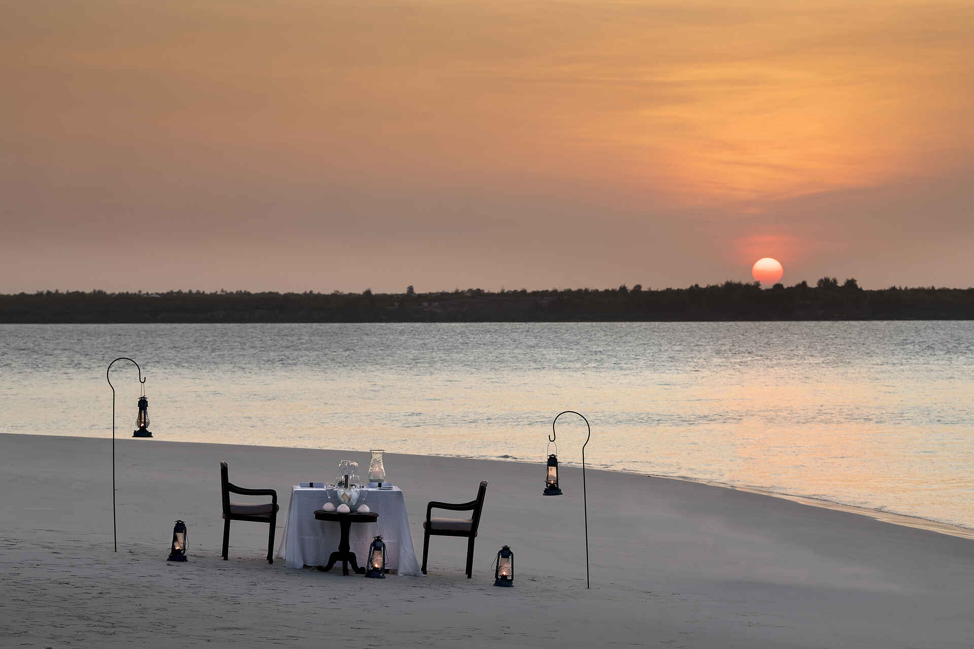andBeyond Mnemba Island Lodge: Privates Dinner am Strand