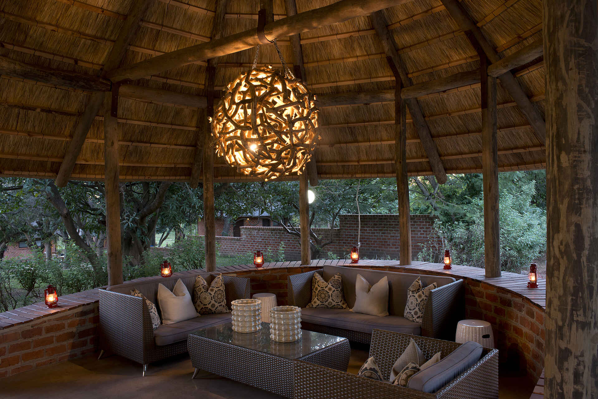 Brendan Raisbeck, Elephant Nursery, Lilayi, Lodge, Lusaka, Miller Lilayi Farm, Zambian Heritage, Abend, Lounge, Sessel, Sofa, Afrikarma, Afrikarma Safaris, Afrikarma.de