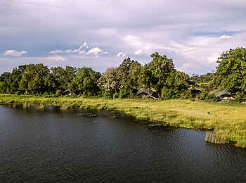 Maxa Camp: Die Gästezelte am Fluss Maxa Camp: Die Gästezelte am Fluss