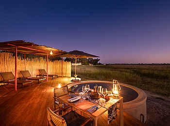 Monachira Camp: Dinner am Pool Monachira Camp: Dinner am Pool