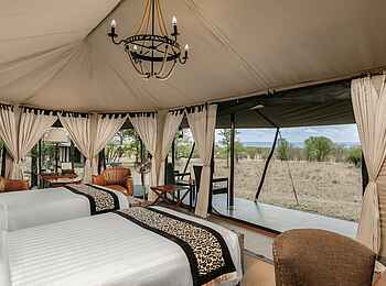 Ole Serai Luxury Camp - Kogatende: Blick aus einem Zweibettzelt Ole Serai Luxury Camp - Kogatende: Blick aus einem Zweibettzelt