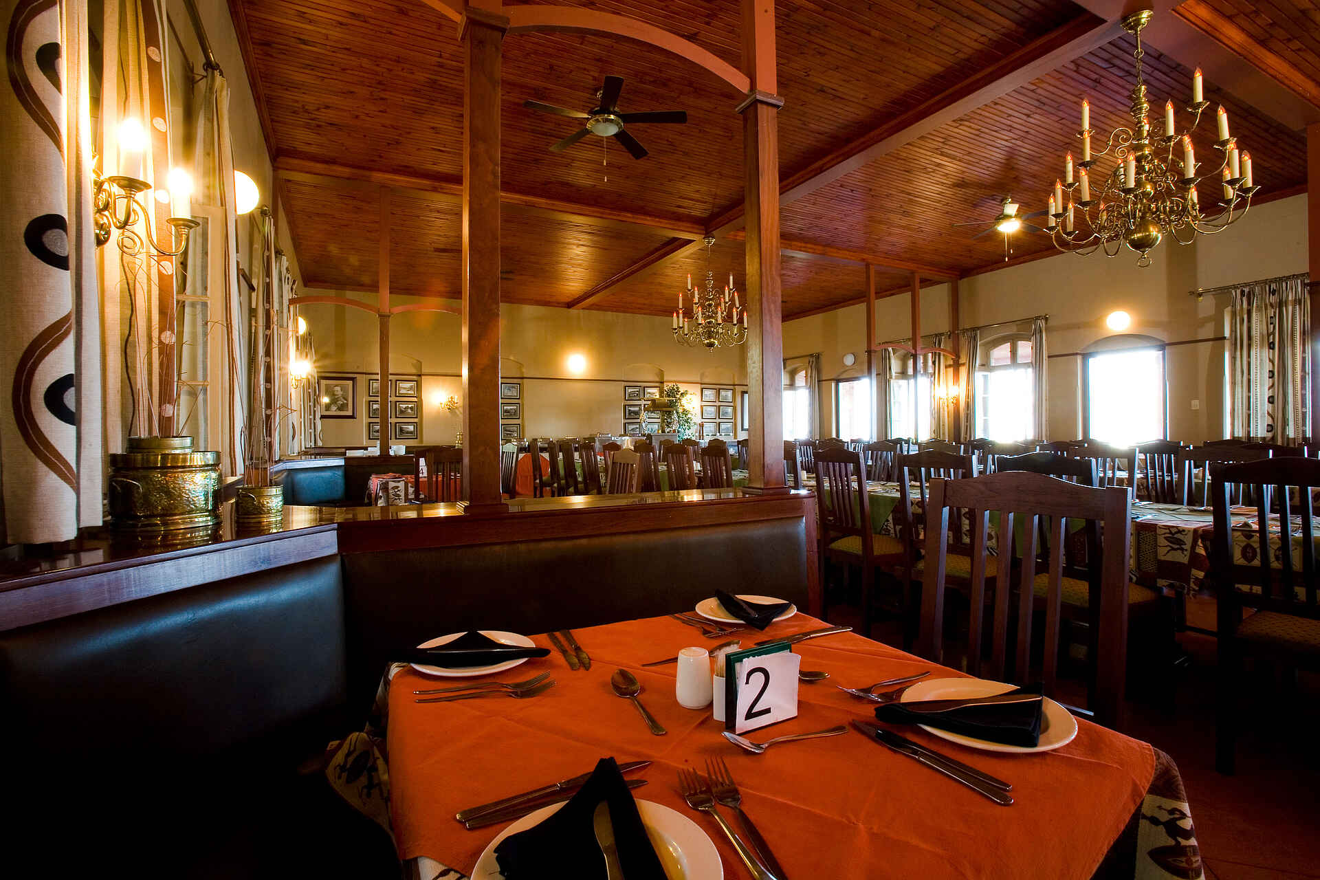 Waterberg Restcamp: Stilvoller Speisesaal Namibia, Namibia Wildlife Resorts, Otjiwarongo, Waterberg Camp, Waterberg Plateau, Ambient, Einrichtung, Esstisch, Interior, Stimmung, Afrikarma, Afrikarma Safaris, Afrikarma Safaris - Wildnis. Hautnah., afrikarma.de