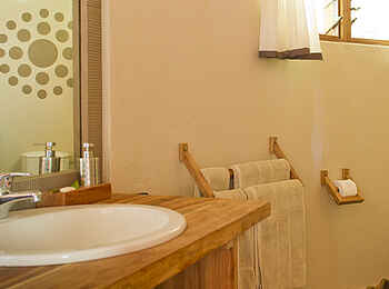 Kanyemba Lodge: Einrichtung des Badezimmers Kanyemba Lodge: Einrichtung des Badezimmers