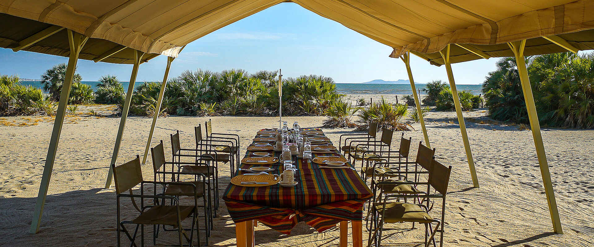 Lobolo Camp: Esstisch Central Island, Joyce Chianda Scheuerman, Lobolo Camp, Sibiloi National Park, South Island, Suguta Valley, Turkanasee, Turkwel River, Lunch, Speisezelt, Afrikarma, Afrikarma Safaris, Afrikarma Safaris. Wildnis. Hautnah., Afrikarma.de