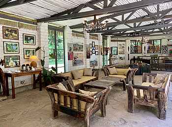 Mt. Meru Game Lodge: Rustikale Lounge
