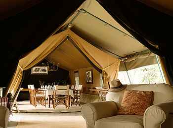 Serian Nkorombo: Sitzgelegenheiten im Essenszelt