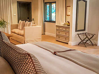 Stanley and Livingstone Boutique Hotel: Kingsize Bett mit Blick in das Wohnzimmer Stanley and Livingstone Boutique Hotel: Kingsize Bett mit Blick in das Wohnzimmer