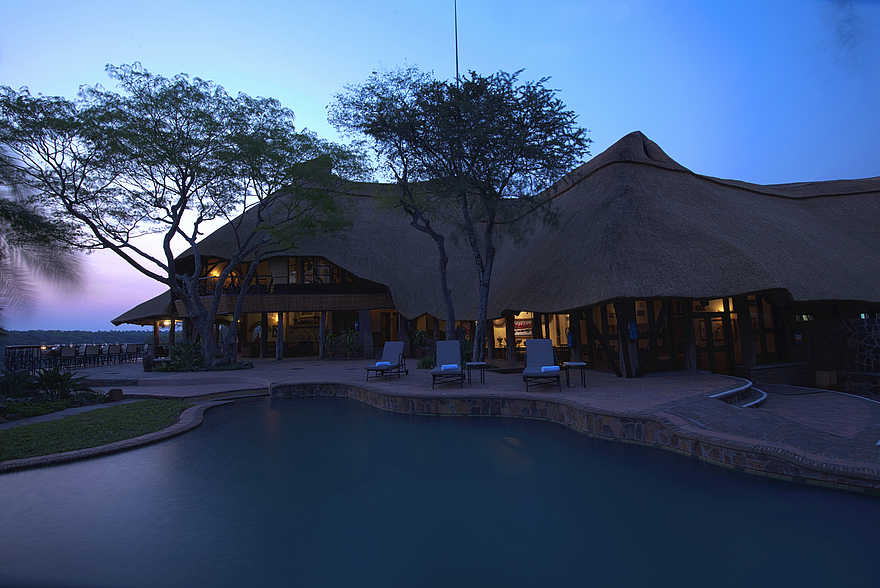 Chilo Gorge Safari Lodge: Blick über den Pool zur Lodge Chilo Gorge Safari Lodge: Blick über den Pool zur Lodge