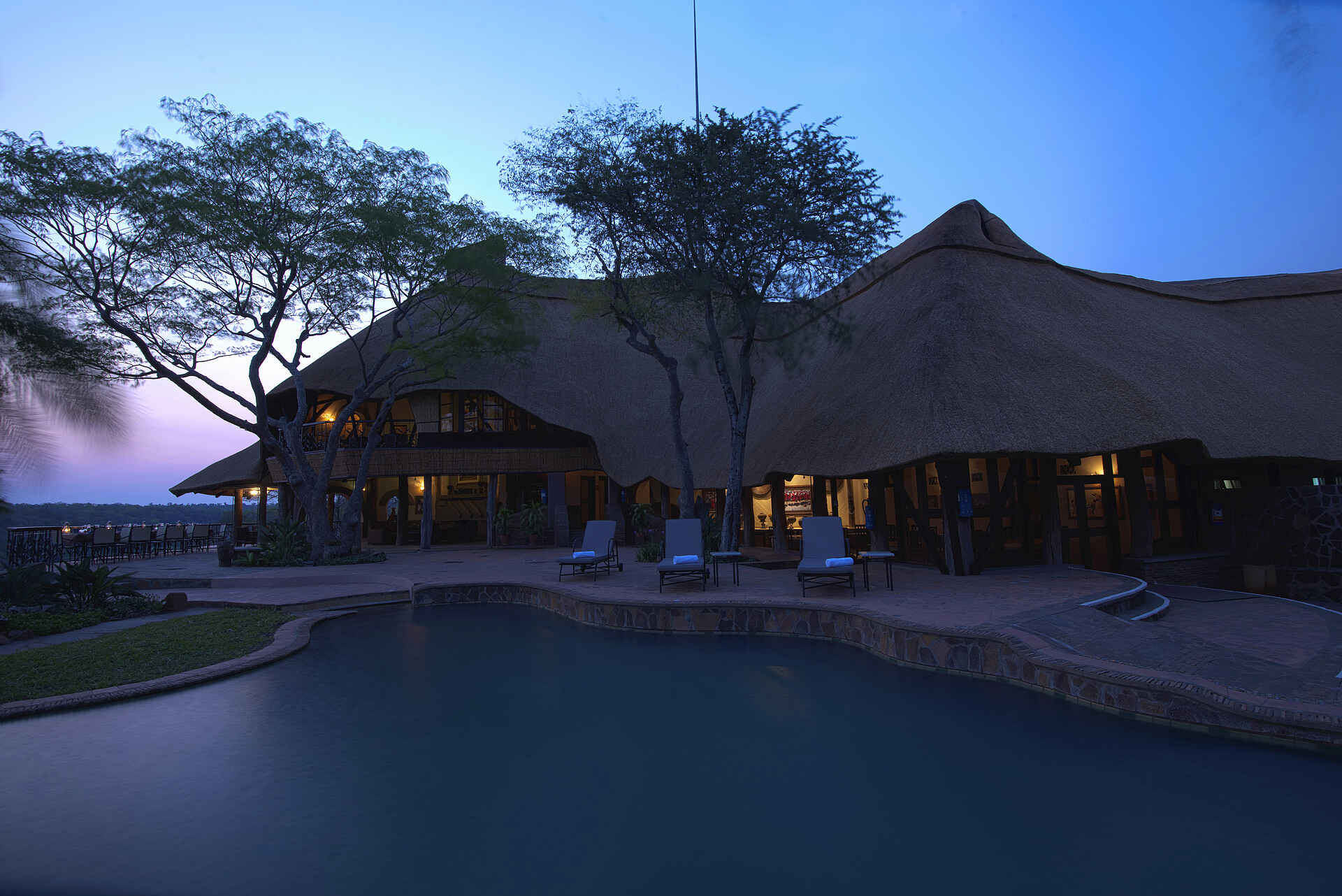 Chilo Gorge Safari Lodge: Blick über den Pool zur Lodge