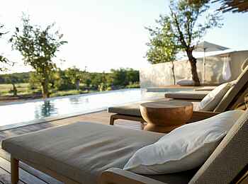 Encounter by Ongava: Liegebereich am Pool