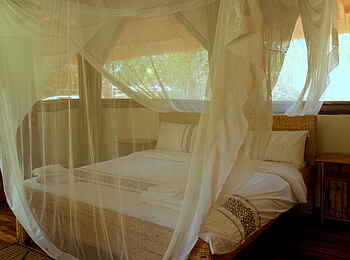 Enjojo Lodge: Doppelbett mit Moskitonetz