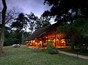 Ishasha Wilderness Camp: Main Lounge im Abendlicht Ishasha Wilderness Camp: Main Lounge im Abendlicht
