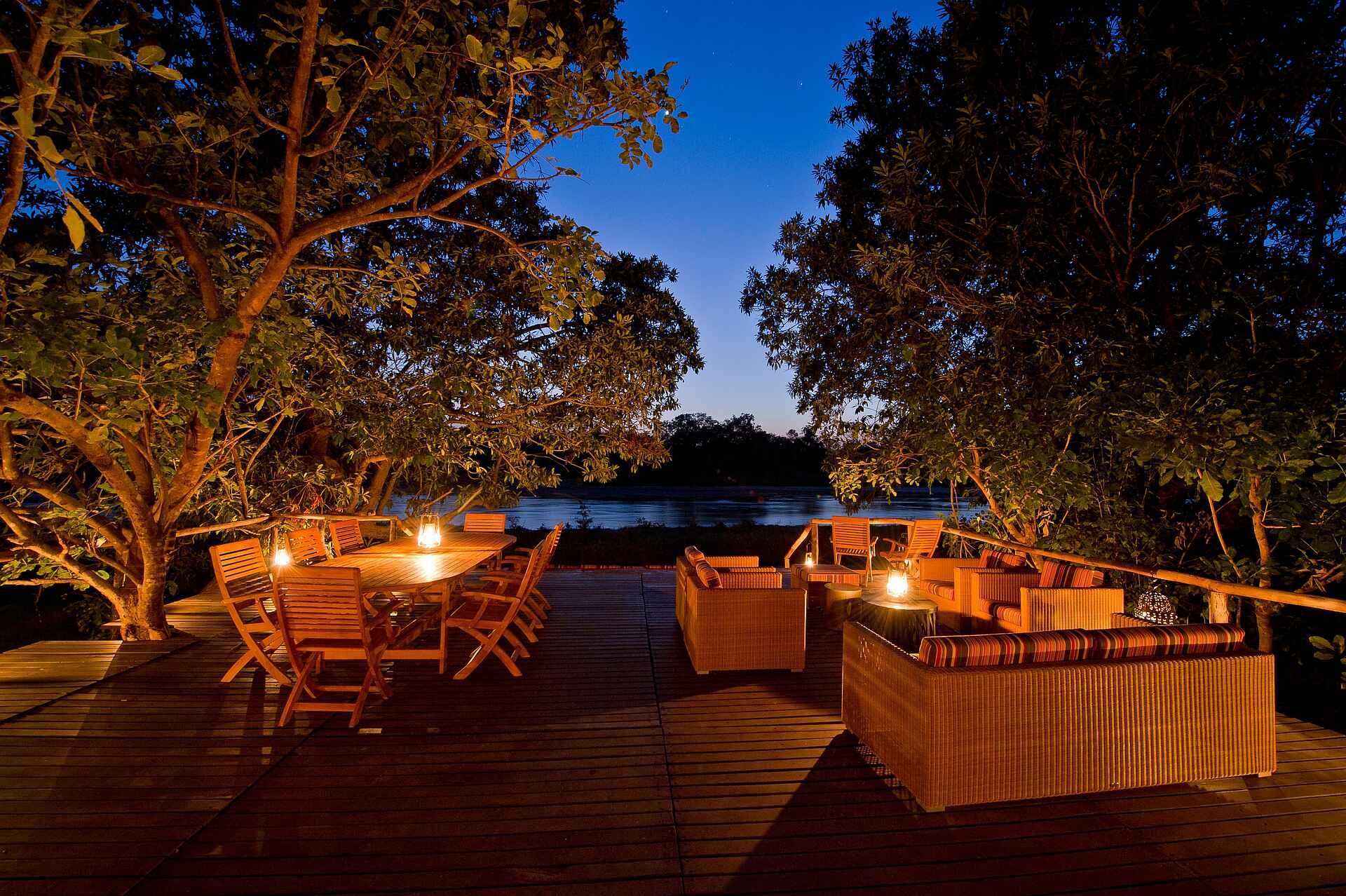 Kapamba Bushcamp: Abend auf dem Deck Kapamba Bushcamp: Abend auf dem Deck