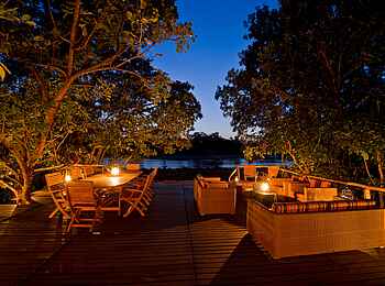 Kapamba Bushcamp: Abend auf dem Deck Kapamba Bushcamp: Abend auf dem Deck