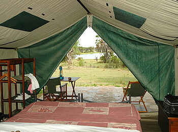 Lake Manze Camp: Blick vom Bett aus Lake Manze Camp: Blick vom Bett aus