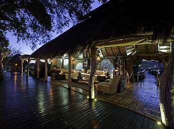 Little Mombo Camp: Lodge am Abend Little Mombo Camp: Lodge am Abend