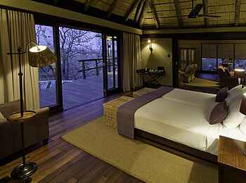 Little Ongava: Gästesuite mit Blick hinaus aufs Deck Little Ongava: Gästesuite mit Blick hinaus aufs Deck