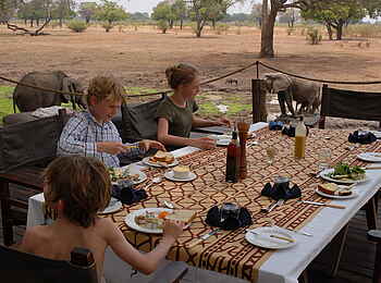 Luangwa Safari House: Lunch auf dem Deck Luangwa Safari House: Lunch auf dem Deck
