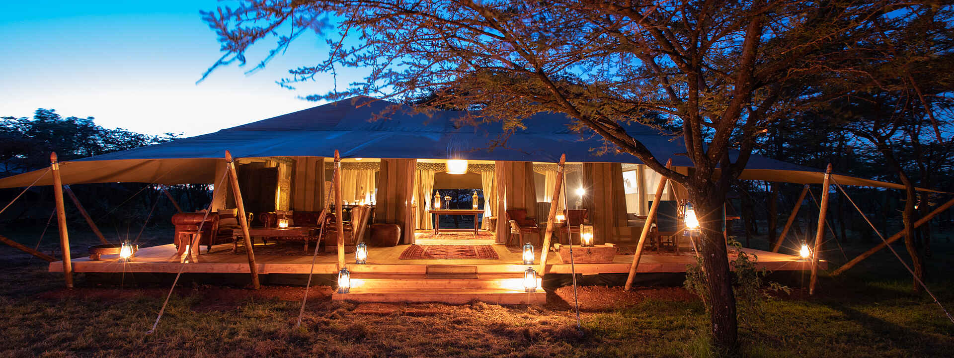 Die Main Area bei Nacht des Mara Expedition Camps