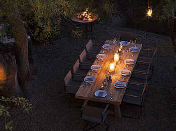 Molori Safari Lodge: Gedeckte Tafel in der Boma