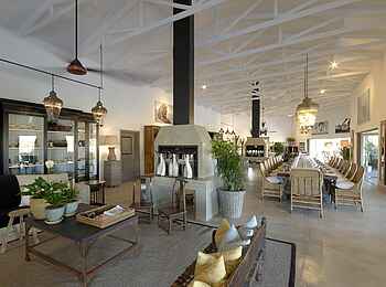 Mushara Outpost: Blick durch die Lounge zum Speisesaal