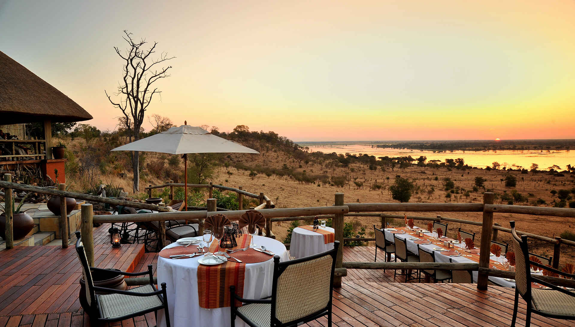 Ngoma Safari Lodge: Aussichtsdeck mit gedecktem Tisch