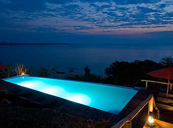 Pumulani Lodge: Infinity Pool am Abend