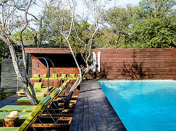 Singita Sweni Lodge: Pool und Sonnenterrasse