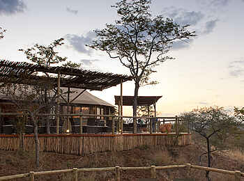 The Elephant Camp: Feuerdeck vor dem Camp